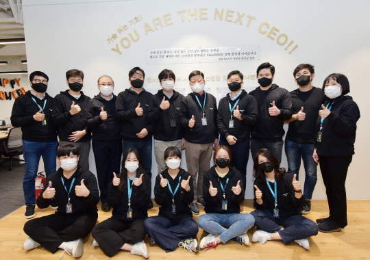 12일 서울 종로구 저스트코 공유오피스에서 교보생명 편정범(윗줄 오른쪽 다섯 번째) 대표이사 사장, 허금주(윗줄 맨 오른쪽) 신성장추진담당 전무와 교보생명 사내벤처 프로그램에 참여한 팀원들이 기념촬영을 하고 있다. <교보생명 제공>
